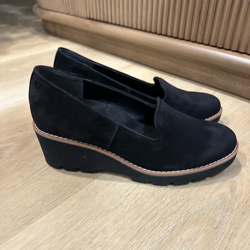 VIONIC WILLA WEDGE (WOMEN'S) - BLACK SUEDE size 6